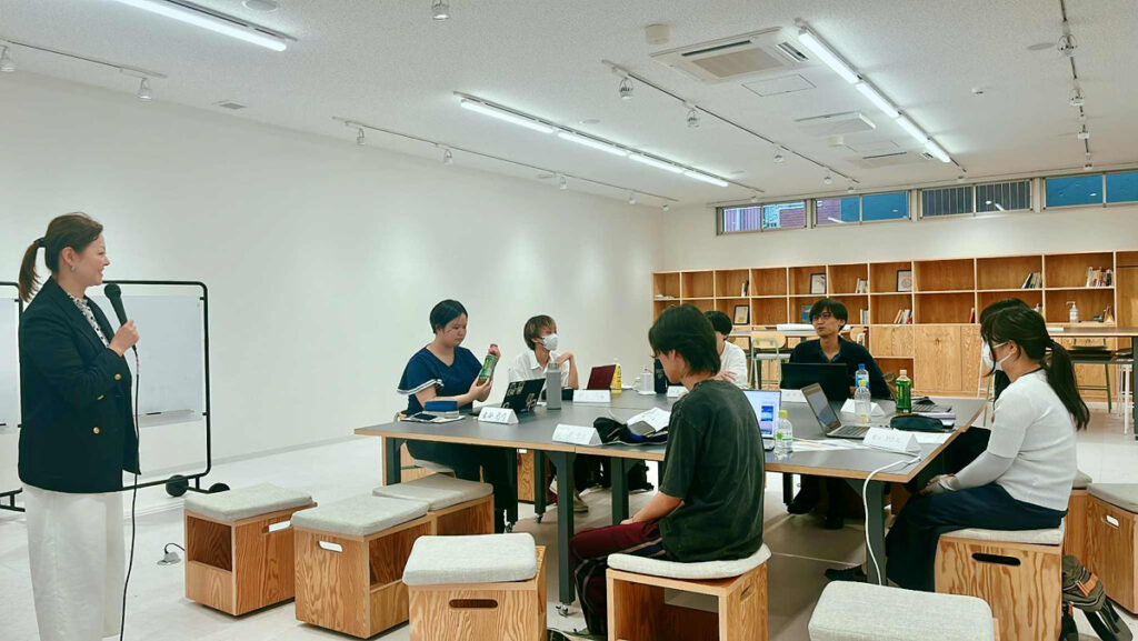 教えるそばからすぐに実践する学生たち